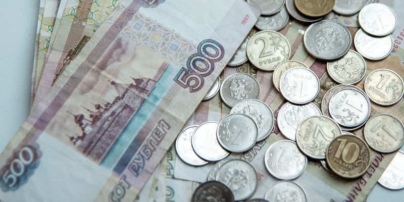 В Госдуме заявили о необходимости повышения МРОТ в три раза, до 60 тысяч рублей. Депутаты также отметили, что поддерживают предложение главы государства об увеличении МРОТ до 25 тысяч рублей к 2030 году, что значительно выше нынешних 22,4 тысяч рублей. Инициаторы уверены, что от таких мер повысится производительность труда и наполняемость госбюджета. Парламентарии призвали также изменить налоговую систему для социально справедливого выравнивания доходов населения. Вероятно, речь может идти об ужесточении прогрессивной шкалы НДФЛ для увеличения налоговых отчислений с доходов богатых россиян.