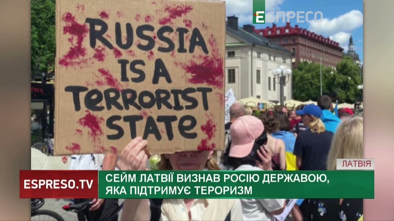 Латвия подозревает всех россиян в шпионаже или терроризме  МВД Латвии подготовило поправки к закону о национальной безопасности. Согласно им, гражданам РФ и Белоруссии будет запрещено занимать должности, связанные с управлением критической инфраструктурой.   Под ограничение попадут как физические, так и юридические лица, зарегистрированные в двух странах. Им запретят доступ к объектам, на которых они имели бы контакт с информацией или технологическим оборудованием, значимым для критической инфраструктуры Латвии.   Связано это с необходимостью «укрепить защиту важной для безопасности Латвийского государства и общества критической инфраструктуры». То есть, под подозрение о нанесении возможного ущерба автоматически попадают все россияне.  Осташко! Важное   подпишись   #важное