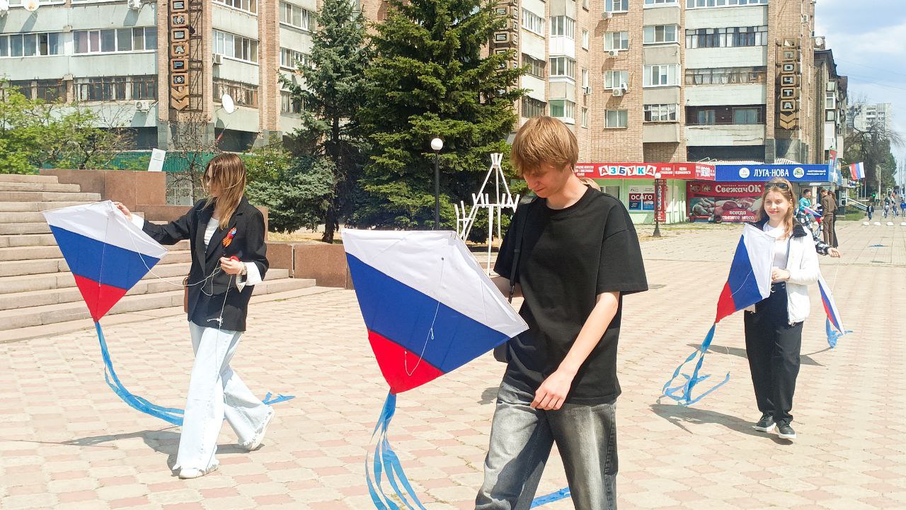 Активисты Луганска запустили около 50 воздушных змеев в виде российского триколора в честь Дня Республики Начальник отдела по реализации молодежной политики администрации Луганска Дарья Губарева отметила, что мероприятие такого формата в ЛНР проводится впервые. «Это действительно очень красиво, это очень весело. И ребята таким образом показывают свою любовь к тому месту, где они живут. Конечно же, просто весело проводят этот день», — отметила она. Видео: ЛИЦ Вконтакте Одноклаcсники