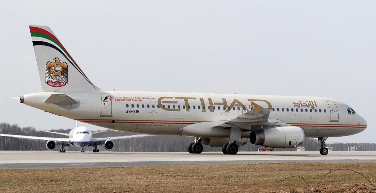 Etihad Airways получила разрешение на полёты из ОАЭ в Узбекистан Агентство гражданской авиации Узбекистана выдало авиакомпании из ОАЭ Etihad Airways разрешение на полеты в Узбекистан Теперь авиаперевозчик сможет выполнять рейсы между Абу Даби и Ташкентом На этом маршруте авиакомпания планирует задействовать самолеты Airbus A320 232 251N и A321 231 251N 251NX В июле Etihad Airways анонсировала запуск воздушного сообщения в семь городов Евразии включая Ташкент и Алматы ℹ Etihad Airways национальная авиакомпания ОАЭ со штаб квартирой в Абу Даби По состоянию на август 2025 года флот перевозчика состоял из 111 самолётов Logistan info Логистика Авиаперевозки