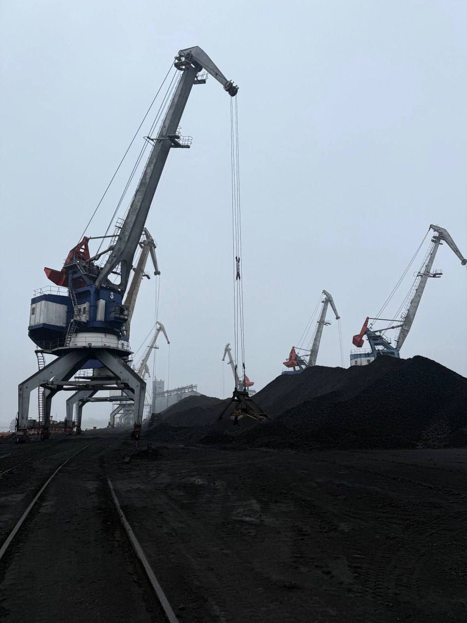 Волго Донской транспортной прокуратурой вскрыты нарушения природоохранного законодательства в Азовском морском порту Прокуратурой проведена проверка по итогам которой на территории причалов установлено отсутствие ветрозащитных экранов Не производилась уборка угольной пыли допускались факты погрузки угля на суда без защитных пологов В связи с этим прокурором руководству порта внесено представление которое удовлетворено нарушения устранены По инициативе прокурора виновное должностное лицо привлечено к административной ответственности по ст 8 1 несоблюдение экологических требований при эксплуатации сооружений ч 4 ст 8 13 нарушение правил охраны водных объектов КоАП РФ с назначением наказания в виде штрафа Фото Интернет      MAXимальное внимание  Канал Южной транспортной прокуратуры теперь доступен в национальном мессенджере Переходите по ссылке и включайте уведомления о новых постах  Подписаться