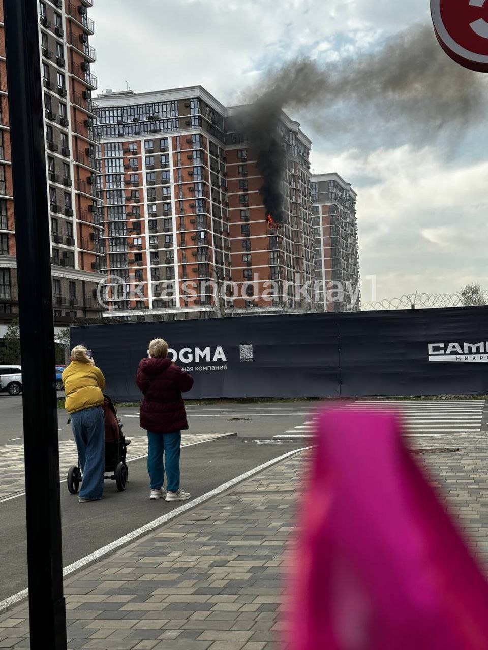 В Краснодаре горит квартира на Западном обходе По имеющимся данным пожар случился по адресу улица Ивана Беличенко 92к3 Местные жители сообщают что пожарные службы пока не прибыли на место происшествия Возгорание возникло в ЖК Самолет На месте видно как из балкона верхних этажей идет густой черный дым В настоящее время на месте происшествия работают пожарные Информация о возможных пострадавших уточняется Перейти в наш канал МАХ Подпишись поделись krasnodarkray1 Прислать видео новость