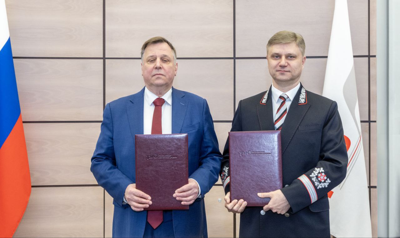 РЖД сохраняют гарантии и льготы для работников Глава РЖД Олег Белозёров и председатель РОСПРОФЖЕЛ Дмитрий Шаханов подписали Коллективный договор ОАО РЖД на 2026 2028 годы В документе сохранены все действующие в РЖД гарантии льготы и программы поддержки проиндексированы все виды материальной помощи и компенсаций В договор включён и ряд новшеств закреплены обязательства по таким вопросам как поддержка участников специальной военной операции семей железнодорожников наставничество Подписаться на Телеграмму РЖД Голосовать за канал Подписаться на РЖД в MAX Каналы железных дорог