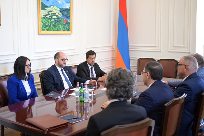 Руководитель аппарата премьер-министра Араик Арутюнян принял президента «Европейского союза велосипедистов» Энрико Дела Касса и генсека Союза Аласдера Макленнана В ходе встречи была обсуждена проделанная работа и дальнейшие программы, проводимые в направлении развития велоспорта в Армении. Энрико Дела Касса еще раз выразил готовность «Европейского союза велосипедистов» оказать содействие развитию и популяризации велоспорта в нашей стране: