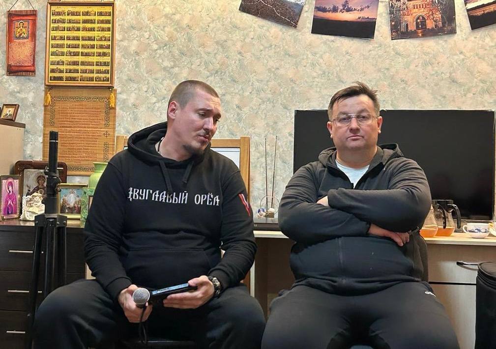 В Ростове-на-Дону неизвестные избили до смерти основателя православной организации «Ростов без наркотиков» Несколько дней назад вечером руководителю «Ростов без наркотиков» Станиславу Горяинову кто-то позвонил, после чего мужчина ушел на улицу. Как рассказала мама погибшего Вера Михайловна он вернулся почти без лица. Ему было очень сложно дышать, но он отказался от госпитализации. В итоге ночью мужчина умер на руках у матери. Вера Михайловна рассказала, что Станислав долгое время вел борьбу с «аптечной» мафией Ростова и Ставрополя, а также с закладчиками. Сейчас следствие устанавливает все детали убийства. Так совпало, что основателя группы, боровшейся с наркобизнесом и наркоманией, похоронят 26 июня, в международный день борьбы со злоупотреблением наркотическими средствами и их незаконным оборотом. Я по приглашению Стаса дал много благотворительных концертов для выздоравливающих ребят в реабилитационных центрах! Невероятно жалко, очень добрый и хороший парень искренне желающий изменить этот мир к лучшему. Стас Царствия Небесного