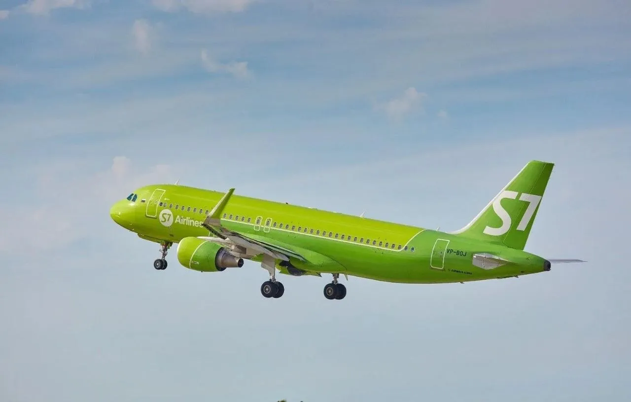 На Форуме BBT 2026 который прошёл в Москве 20 апреля директор по продажам S7 Airlines Александр Елфимов представил итоги работы авиакомпании в корпоративном сегменте Так экономия бизнеса на перелётах по корпоративной программе перевозчика составила 1 7 млрд рублей на 14 больше чем годом ранее Корпоративный сегмент меняется бизнес летает чаще активнее использует сибирские и дальневосточные направления и ценит предсказуемость Мы видим это по росту спроса на бронирование мест и по географии полётов Наша задача быть там где мы нужны нашим клиентам гарантировать пунктуальность перелётов и оптимальное соотношение цена качество подчеркнул эксперт Направления которые были самыми популярными для командировок с S7 Airlines в 2025 м и кейс одного из клиентов авиакомпании по ссылке Зеркало MAX VK