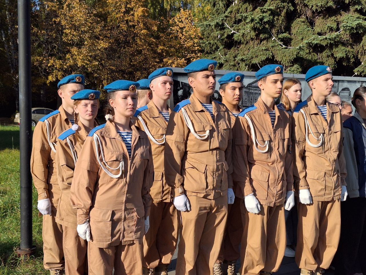 В День среднего профессионального образования студенты Ульяновской области возложили цветы к стеле «Город трудовой доблести».  Торжественное мероприятие организовано в рамках недели нацпроекта «Образование» и Большой учительской недели.  На протяжении многих лет система профессионально образования по-прежнему является основной кузницей трудовых резервов России, успешно и качественно выполняя свое предназначение. В настоящее время в системе среднего профессионального образования работают 2 тысячи педагогов и обучаются более 28 тысяч студентов Ульяновской области.  Напомним, День среднего профессионального образования учрежден Указом Президента Российской Федерации Владимиром Путиным в 2022 году. #БольшаяУчительскаяНеделя24 #БУН24 #СпасибоУчителю73