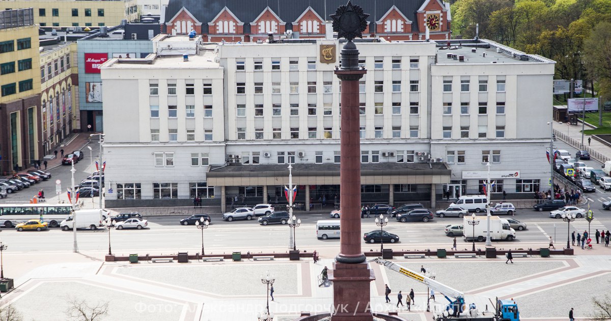 Почти тысяча чиновников в 2025 м потеряли доверие и работу В 2025 году в связи с утратой доверия с госслужбы уволили 953 человека это на 18 больше чем в 2024 м По словам генерального прокурора РФ Александра Гуцана прокуроры сместили акцент надзора на выявление грубых нарушений антикоррупционных норм оставив малозначительные проступки такие как технические ошибки в справках о доходах кадровым подразделениям госструктур Число уволенных в связи с нарушением федерального закона О противодействии коррупции увеличилось с 581 до 625 человек Выросло число уволенных из структур МВД в 2024 году около 150 в 2025 м около 200 Свои посты в администрациях муниципалитетов потеряли около 215 человек