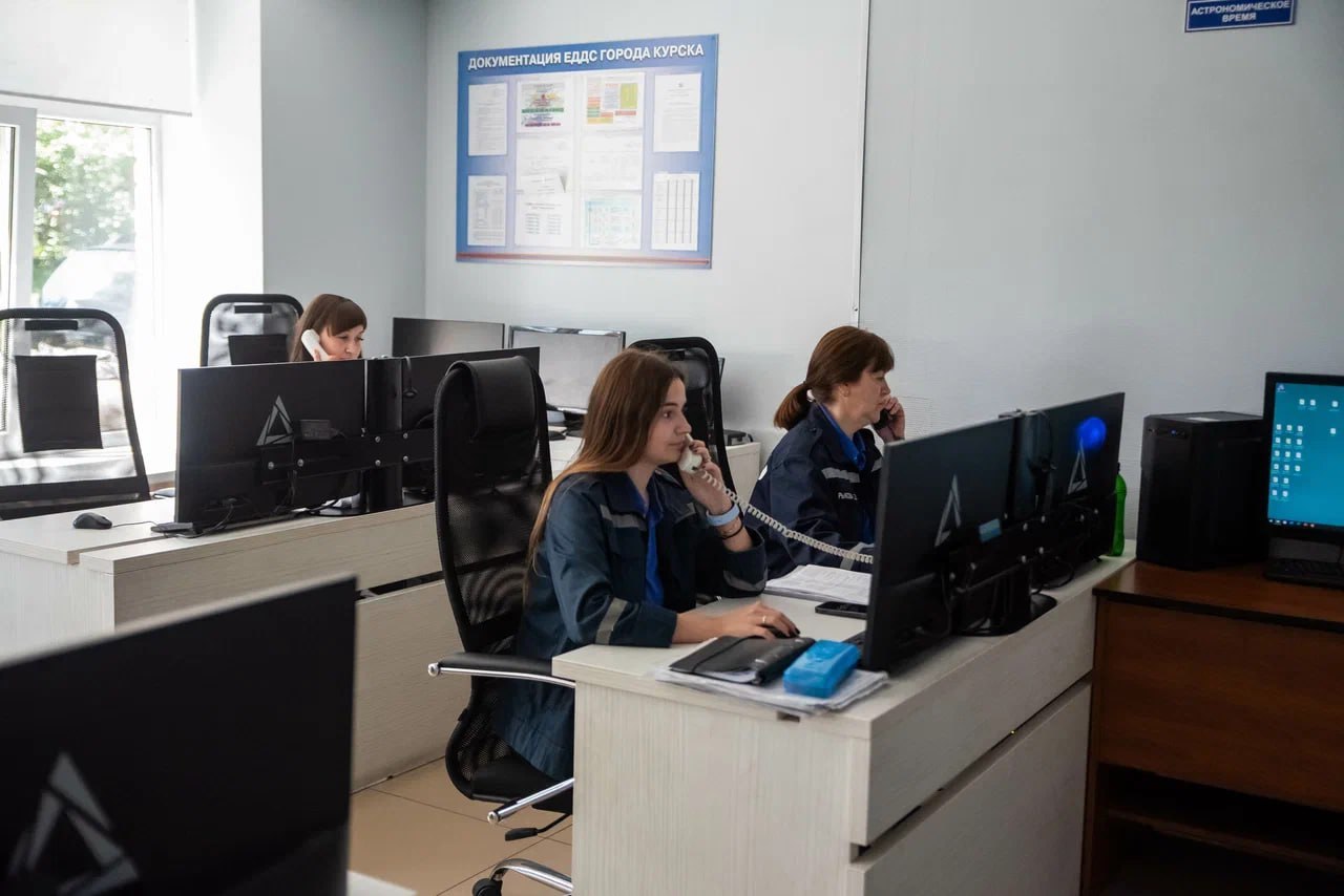 В июле в Единую диспетчерскую службу Курска по системе 112 поступило 2606 обращений. Об этом рассказали в управлении по делам ГО и ЧС.  Оперативная группа ЕДДС выезжала на место 97 раз для контроля обстановки и реагирования на происшествия. Аварийно-спасательное формирование 160 раз оперативно отрабатывало обращения граждан и другие вызовы.   Несмотря на жаркий июль, количество пожаров снизилось. Всего их в этом месяце произошло 28, что в два раза меньше за аналогичный период прошлого года. В целях соблюдения требований пожарной безопасности в июле проведено 38 профилактических рейдов, в которых участвовали сотрудники управления.  Особое внимание спасатели уделяли купальному сезону. В июле им пришлось помочь шестерым людям, в том числе четверым детям. 127 несовершеннолетних были удалены с водоемов за нахождение там без сопровождения взрослых. В выходные и праздники безопасность отдыхающих на водных объектах обеспечивали совместные рейдовые группы. В их состав входили сотрудники администраций округов, полицейские и представители отделов по делам несовершеннолетних.  Также продолжается работа по улучшению системы оповещения горожан о чрезвычайных ситуациях. В рамках муниципального контракта на модернизацию системы установили новое оборудование на 13 объектах. 11 из них уже подключены и работают в тестовом режиме.  Кроме того, заменили и отремонтировали более 15 устройств системы оповещения. Также определили места для новых камер видеонаблюдения с функцией распознавания лиц.