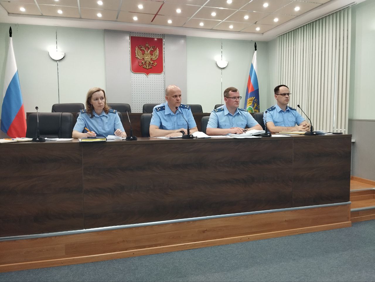 Под председательством заместителя прокурора области Максима Гришина состоялось заседание межведомственной рабочей группы по защите трудовых прав граждан. В ходе мероприятия с участием руководителей региональных Государственной инспекции труда, Агентства по развитию человеческого потенциала и трудовых ресурсов, Управления ФССП России, а также представителей правоохранительных органов области рассмотрены вопросы принятия дополнительных мер, в том числе уголовно-правового характера, к понуждению работодателей к погашению задолженностей по заработной плате. Членам межведомственной рабочей группы и приглашенным лицам даны конкретные поручения, направленные на повышение эффективности деятельности, нацеленной на обеспечение всесторонней охраны трудовых прав граждан.
