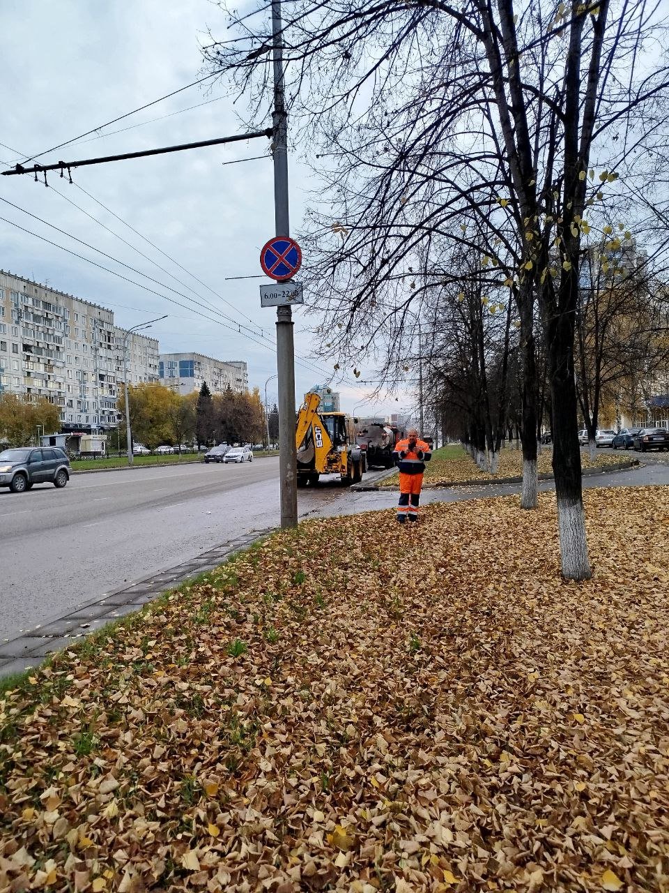 В Новокузнецке завершается реализация большой городской программы по ямочному ремонту дорог.   На сегодняшний день в рамках очередного муниципального контракта уложено уже 52 тыс квадратных метров асфальта. В нормативное состояние приведены участки на улицах Рудокопровая, Тольятти, Тореза, пр. Пионерский, на Заводском шоссе, дороге Кузнецк-Запсиб. Работы продолжаются на путеводной развязке «клеверный лист», где ведется замена бортового камня. С сегодняшнего дня подрядная организация приступила к ликвидации колеи и выбоин на Кирова у остановочных платформ.