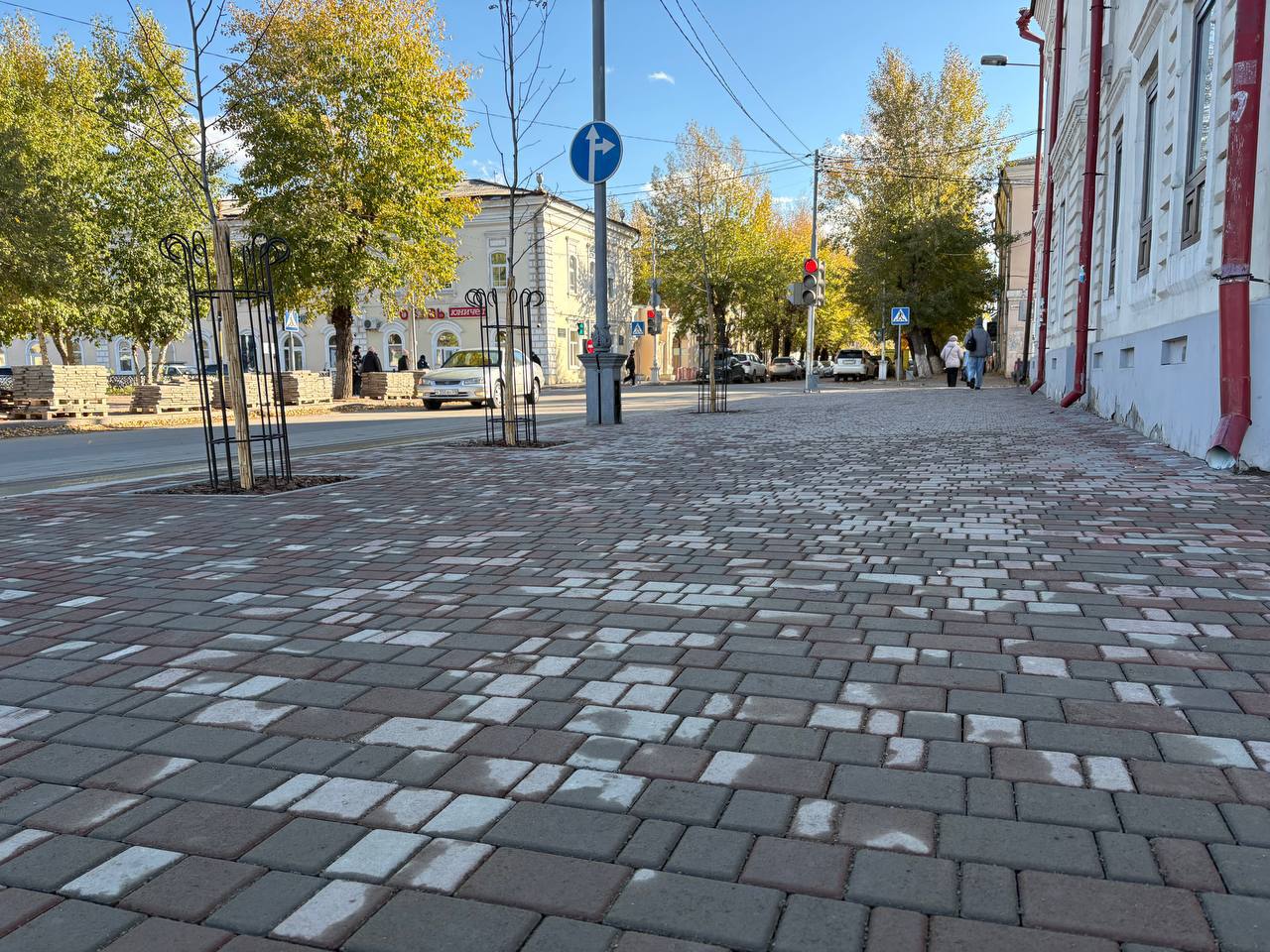 На Ленина в Улан Удэ заканчивают ремонт дороги Сейчас строители укладывают оставшуюся тротуарную плитку Протяжённость обновленного участка составляет 180 метров Ремонт участка начался с августа За это время снят старый асфальт уложен новый Строители отрегулировали ливневые решётки и укладывают 1 1 тыс квадратных метров тротуара сообщает мэрия Участок имеет особое значение это центральная туристическая улица города Чтобы не создавать неудобств для горожан основные работы проводятся по ночам рассказал начальник управления дорожного строительства Евгений Соболев Новости Бурятии