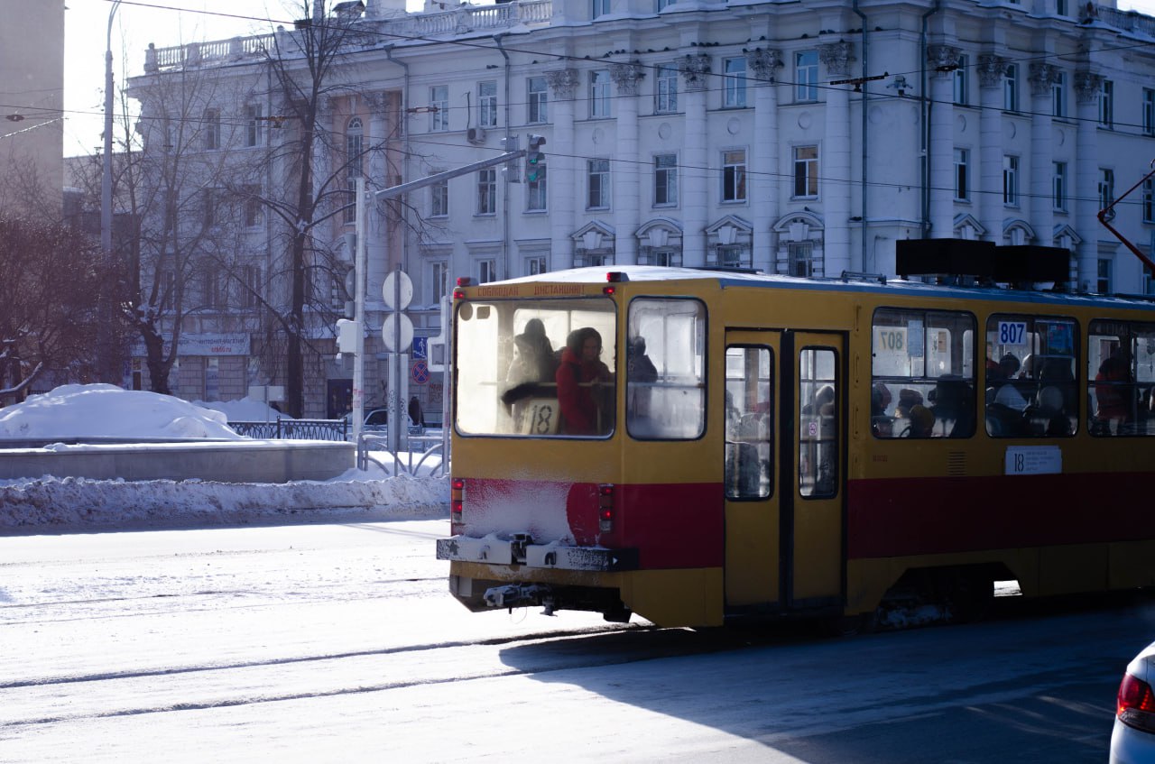 Из за мороза общественный электротранспорт в Екатеринбурге будет ходить медленнее Скорость трамваев ограничили до 25 километров в час а троллейбусов до 35 километров в час Об этом сообщает телеграм канал Екатеринбург Главное который связывают с мэрией Екатеринбурга Скорость движения автобусов останется прежней