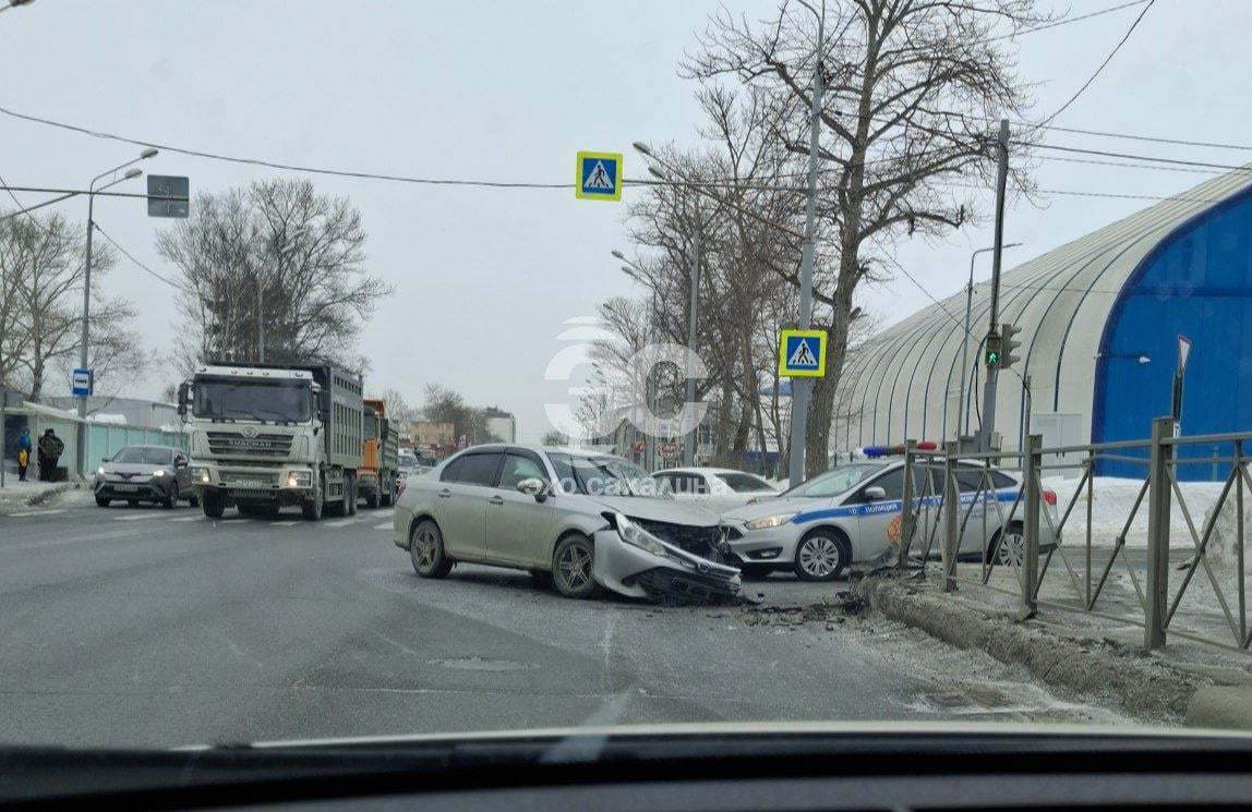 В Южно-Сахалинске собралась пробка из-за ДТП на перекрёстке   Движение на юг затруднено из-за аварии на Деповская — Железнодорожной. Утром четверга, 6 марта, Toyota Corolla Axio врезалась в ограждение. На месте работает экипаж ДПС.    Эхо Сахалина. Коротко и по сути о событиях на островах.