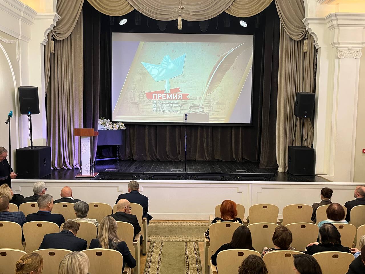 журналистика премия Домжурналистов Сегодня в Доме журналиста состоялось вручение премий правительства города в области журналистики Специальная комиссия состоящая из чиновников и руководителей крупнейших СМИ города определила победителей в следующих номинациях Лучшая публикация в детской юношеской и студенческой прессе Александра Ходан главред газеты Педагогические вести за цикл Воля к победе Лучшая радиопередача Светлана Болдина ведущая информационных программ Эльдорадио за цикл программ Цифровая азбука Лучший медийный проект сетевого издания Алексей Итин главный редактор издания Мегабайт ИТМО за работу Окей ИИ Лучшая публикация в городских печатных СМИ Дмитрий Прохоров и Мария Шерих обозреватель и фотокорреспондент газеты Санкт Петербургские ведомости за серию публикаций о реставрационных мастерских Русского музея Лучшая телепрограмма Сергей Почин глава телекомпании Телеинвест за документально историческую программу Блокадная дорога через залив Лучший медийный проект информационного агентства Евгений Зинин гендиректор РБК Петербург за проект Архитектурно градостроительный форсайт Лучший медийный проект года Антон Тарануха заместитель главного редактора газеты Деловой Петербург за проект Разбор по кадрам Спецприз губернатора Радио Зенит за проект Открытая студия Радио Зенит Поощрительными призами Комитета по печати администрации Санкт Петербурга были отмечены Ирина Холмова ГТРК Петербург Елена Тазиева корреспондент Интерфакса и Жаклин Олейник гендиректор медиапроекта Теледетки