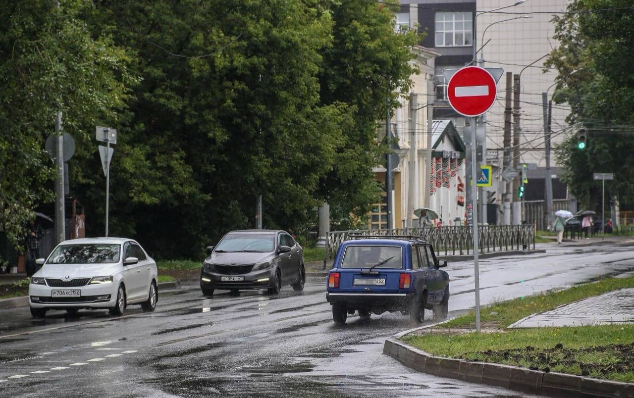 Водители запутались и выезжают на встречку из-за новой схемы движения у площади Лядова Несколько дней назад на участке улицы Тимирязева ввели одностороннее движение. Водителей об этом предупреждали, знаков понаставили, но многие по привычке едут, не обращая на них внимания. «В левой полосе по Тимирязева ехать страшно. Сюда несутся водители с Окского съезда и могут врезаться в тебя. Поэтому пока большинство стараются ездить здесь только в правой полосе», — поделился один из водителей. Вчера на место специально поставили наряд ДПС, чтобы помочь автомобилистам разглядеть «кирпич».