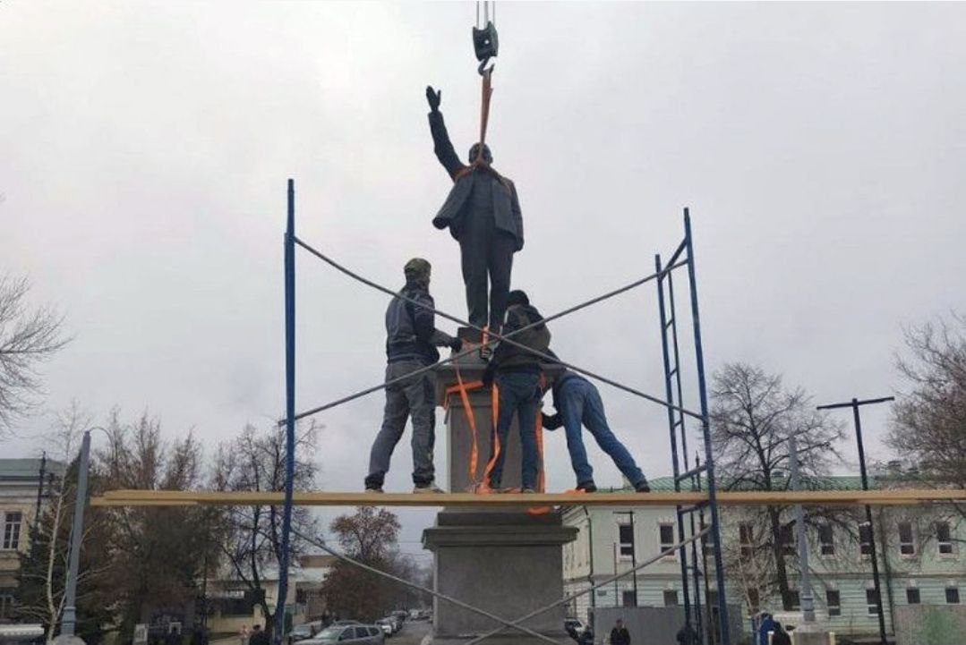 Маленького Ленина вернули в Оренбург Спустя семь лет на постамент в сквере у драмтеатра вернули отреставрированный памятник Владимиру Ленину Это один из первых в мире монументов в честь основателя советского государства он был открыт через год после смерти вождя 1 мая 1925 года Монумент из бронзы и гранита отлили в мастерских Ленинградского художественно промышленного техникума на народные пожертвования оренбуржцы собрали около 10 тысяч рублей в новых советских червонцах Горожане прозвали монумент Маленьким Лениным высота памятника 165 сантиметров реальный росту Ленина 164 сантиметра rodinargru