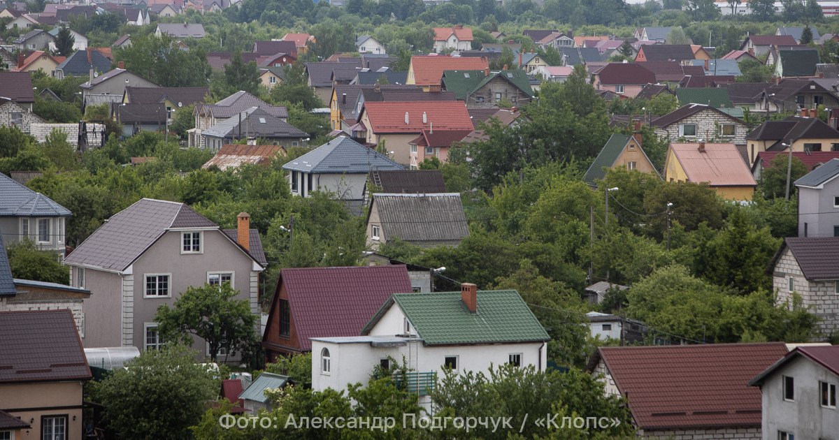 Россиянам напомнили о шаманской траве на огороде, которая может довести до цугундера  Десять кустов гармалы обыкновенной или, как его называют в народе, могильника, могут грозить дачникам в России уголовной ответственностью. Белый цветок с пятью лепестками и жёлтой сердцевиной внесён правительством РФ в список запрещённых растений.  Согласно статье 231 Уголовного кодекса РФ  «Незаконное культивирование растений, содержащих наркотические средства или психотропные вещества либо их прекурсоры» , за могильник на участке можно лишиться свободы на 2 года. В случае, если на участке окажется до 100 кустов, срок увеличится до 8 лет. В лучшем случае за незнание ботаники придётся заплатить штраф от 3 до 5 тыс. рублей.  В некоторых странах Средней Азии могильник используют, как благовоние для изгнания злых духов, а в Иране с его помощью лечат депрессию.