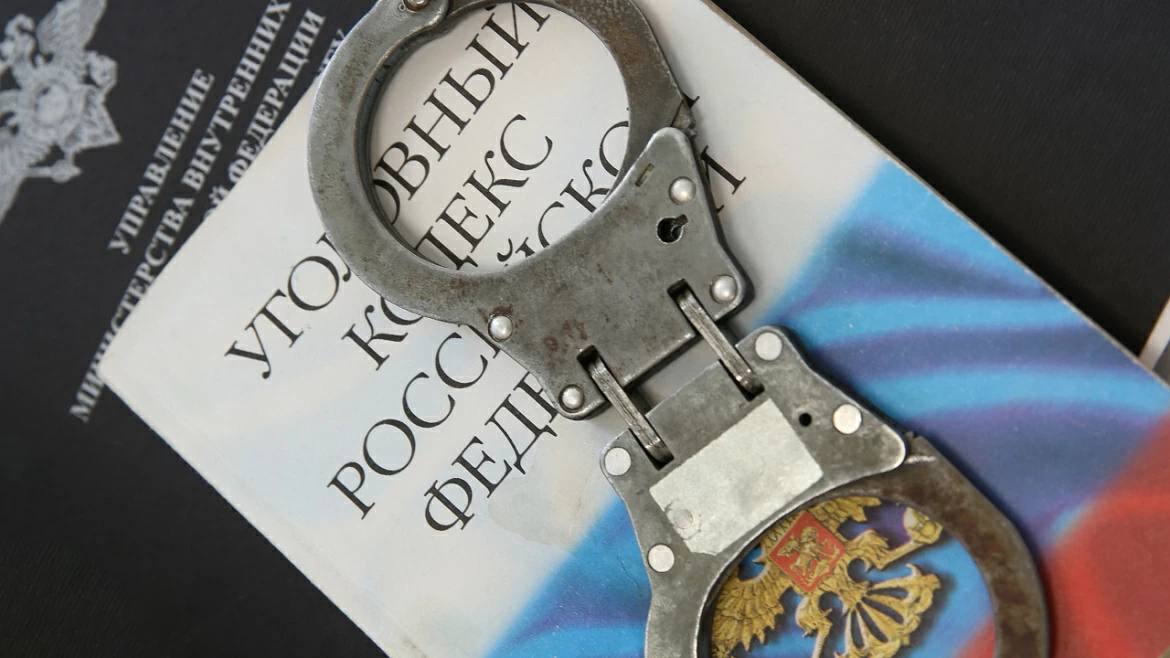 В Приморье задержали россиянку и двух «иностранцев» за сбыт героина Сотрудники ГАИ остановили Lexus, в котором находились двое приезжих. Оказалось, что оба причастны к распространению героина в нескольких районах региона, включая Большой Камень. Вместе с ними работала местная жительница — россиянка из Артёма. В ходе обысков по месту жительства женщины оперативники нашли 20 свёртков с героином общим весом 7,16 грамма. Кроме того, в Большом Камне полицейские обнаружили пять тайников-закладок с наркотиком весом 1,83 грамма. Позже в ходе следственных мероприятий было установлено, что сообщники успели оборудовать ещё 38 тайников в Фокино — там изъяли более 14 граммов героина. В отношении всех троих возбуждены уголовные дела. Царьград.ТВ — Не боимся говорить правду Подпишись