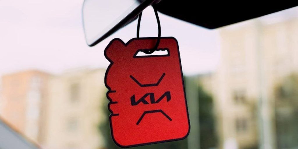 Kia выпустила освежитель воздуха с запахом бензина для тех кто скучает по ДВС В Финляндии компания Kia решила помочь новым владельцам электромобилей EV4 пережить разлуку с запахом бензина им дарят освежители воздуха с ароматом топлива Аромат разработал финский парфюмер Макс Перттула смешав ноты жасмина дегтя и янтаря чтобы создать знакомый гаражный оттенок По словам Kia идея добавить немного ностальгии и юмора в переход на электромобили Хэтчбек EV4 первый европейский электромобиль Kia стартует в продаже этой осенью а седан появится в США в 2026 м Похоже теперь электрокары могут пахнуть прошлым ДВЕ ЗАРЯДКИ