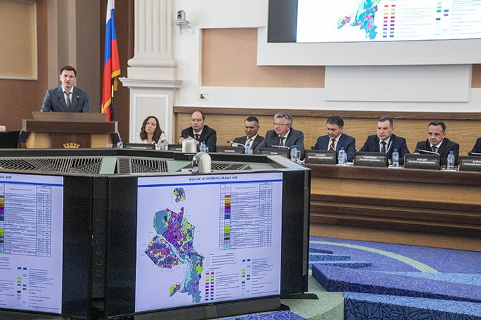 «Фото на память»: 7-й созыв Совета депутатов Новосибирска провел заключительную сессию перед предстоящими выборами Во время 45-й сессии 18 июня депутаты приняли большинством голосов проект «О внесении изменений в решение Совета депутатов Новосибирска от 26 декабря 2007 года № 824 «О Генеральном плане города Новосибирска», а также одобрили изменения в правила землепользования и застройки города. Напомним, что с 24 марта по 22 апреля текущего года в публичных слушаниях по проекту изменений в генплан Новосибирска в разных районах города приняли участие 1156 жителей. Заместитель мэра — начальник департамента строительства и архитектуры мэрии Новосибирска Евгений Улитко рассказал на 45-й сессии об основных изменениях в генплан. Они связаны в том числе с определением границ зон комплексного развития территорий КРТ . В настоящее время все жилищное строительство в городе разрешено лишь в рамках КРТ — когда вместе с возведением жилья застройщик должен вкладываться и в создание объектов социального назначения. В частности, активное обсуждение на сессии вызвало будущее масштабное строительство жилмассива «СмартСити-Новосибирск» на территории между Нижней Ельцовкой и Кольцово. Некоторые депутаты предположили, что появление фактически нового мини-города на 20 тыс. жителей может негативно сказаться на коммуникациях, экологии и транспортной доступности для жителей Советского и Первомайского районов. «Недостаточная пропускная способность дорог может принести дискомфорт и будущим жителям самого Смарт-Сити», — высказал мнение депутат Антон Бурмистров. Продолжение по ссылке