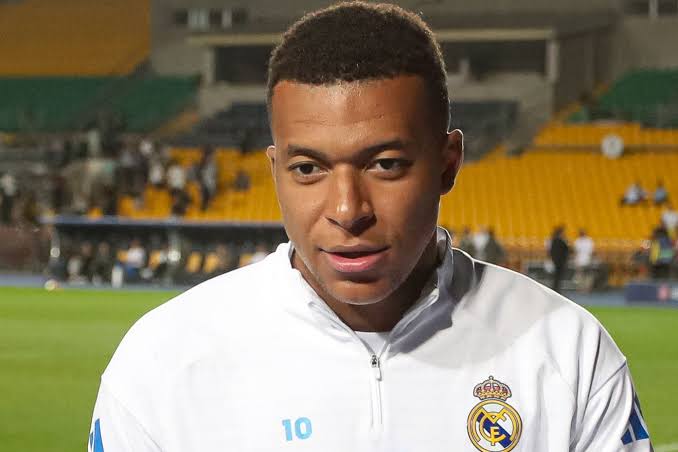 Мбаппе всё таки сыграет в финале Суперкубка Испании с Барселоной Тренер Реала Хаби Алонсо подтвердил что форвард прилетит на решающий матч в Саудовскую Аравию