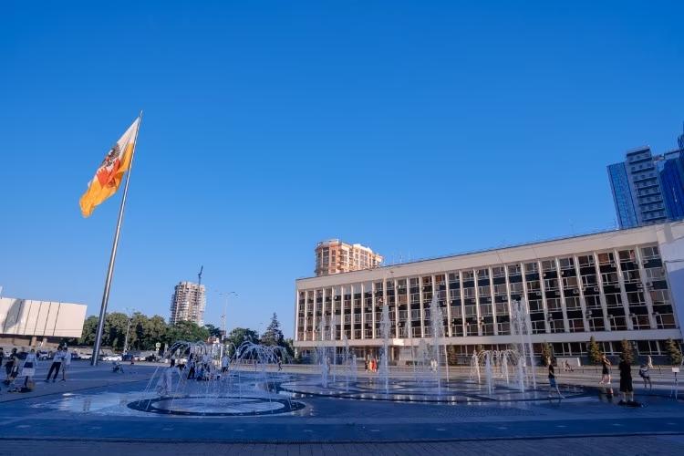 Токсичный запах тухлых яиц окутал Краснодар: зафиксировано превышение сероводорода Данные с двух стационарных станций мониторинга подтвердили превышение допустимых норм опасного газа. По информации МКУ «Центр озеленения и экологии», 12 мая в Фестивальном микрорайоне, на ул. Атарбекова, уровень сероводорода превысил норму в 1,18 раза. Еще один очаг загрязнения зарегистрирован в ночь на 13 мая в Комсомольском микрорайоне. Показатели контроля по опасному газу на пересечении ул. Новороссийской и Симферопольской были также выше допустимого. В ведомстве уточнили, что по другим контролируемым веществам нарушений не выявлено. Причины выбросов сероводорода остаются неизвестными. Отправить новость Подписаться