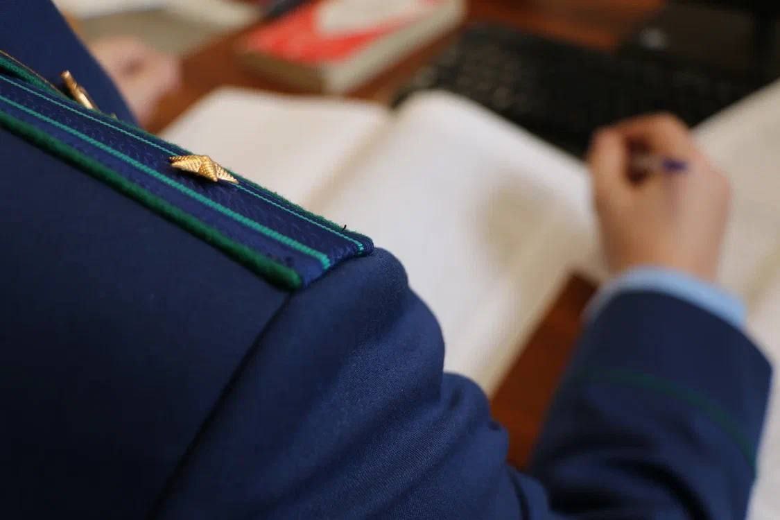 В Херсонской области по требованию прокуратуры восстановлены права граждан участников долевого строительства жилья Прокуратурой Скадовского района Херсонской области проведена проверка соблюдения прав граждан участников долевого строительства многоквартирных домов в г Скадовске Установлено что застройщик включил в проекты договоров долевого участия в строительстве заключаемые с гражданами условия которые противоречат федеральному законодательству и ущемляют права дольщиков А именно в договоре предусмотрен годичный гарантийный срок на устранение недостатков объекта недвижимости вместо установленного законом трехлетнего срока Также хозяйствующий субъект незаконно переложил на покупателей квартир обязанность компенсировать его расходы на оплату административных штрафов Кроме того застройщик не соблюдал требование закона о размещении информации о ходе строительства жилых домов в специализированной информационной системе С целью устранения выявленных нарушений прокуратурой руководителю организации внесено представление По результатам рассмотрения акта прокурорского реагирования нарушения устранены проекты договоров приведены в соответствие с законом а в договоры которые уже заключены с гражданами внесены соответствующие изменения путем заключения дополнительных соглашений За допущенные нарушения четыре должностных лица коммерческой организации привлечены к дисциплинарной ответственности Прокуратура Херсонской области