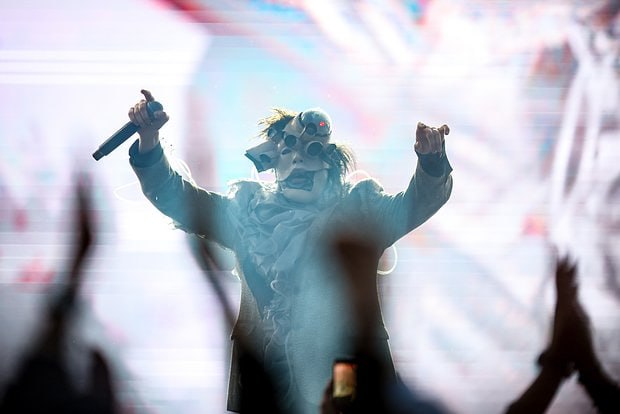 VK FEST   СВЯЩЕННИК ОБВИНИЛ ХАСКИ В ПРОПАГАНДЕ СУИЦИДА И САТАНИЗМЕ  Известный священнослужитель и блогер Павел Островский раскритиковал участие рэпера Хаски в фестивале VK Fest в Санкт-Петербурге. Об этом он написал в своем Telegram-канале.  По словам Островского, он был возмущен, увидев кадры выступления рэпера перед аудиторией, не достигшей 18-летнего возраста. В частности, он упомянул тексты песен «Пуля-дура», «Пироман 17» и «Старуха».  «Пропаганда суицида, абсолютная аморальщина и депресняк на грани сатанизма — вот вам и пропаганда традиционных ценностей от VK», — написал он в своем посте, приложив видео со сцены.  Также Островский обратил внимание на то, что артист вскоре «порадует москвичей своим творчеством»: в выходные у него запланировал концерт в столице.  ФОТО: Петр Ковалев / ТАСС  #аврорамедиа_vk_fest    Telegram-экосистема АВРОРА МЕДИА МЕДИА   НОВОСТИ   РЕГИОН   ЛАЙФ   СПОРТ   ГЕРЛЗ   ХАЙТЕК   ПЕРСОНЫ   ИНСАЙД   КРИМИНАЛ   МОЛОДОСТЬ   LIVE   АВРОРА МЕДИА YOUTUBE   RUTUBE