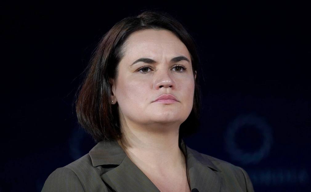 Литва снизила уровень охраны бывшего кандидата в президенты Белоруссии Светланы Тихановской сообщил глава МИД республики Кестутис Будрис его цитирует LRT Ее охрана обходилась в 1 млн в год По данным издания деньги шли на круглосуточную физическую охрану в Литве и за рубежом автомобили для сопровождения содержание места проживания а также пользование VIP терминалами в аэропортах С октября ответственность за охрану Тихановской передана от Службы охраны руководства к Бюро криминальной полиции Первая занимается защитой государственных лидеров вторая обеспечивает безопасность частных лиц которым может угрожать опасность Тихановская уехала в Литву после прошедших 9 августа 2020 года выборов президента и начавшихся протестов Фото Riccardo Savi Getty Images Самые важные новости в телеграм канале РБК