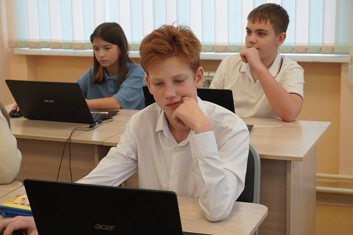 Стартовал муниципальный этап Всероссийской олимпиады школьников в Барнауле В Барнауле начался муниципальный этап Всероссийской олимпиады школьников в котором примут участие более 9 тысяч учеников успешно прошедших школьный отбор Они будут соревноваться по 24 предметам Особенностью года стало обновление формата олимпиады по информатике добавлены профили по программированию информационной безопасности робототехнике и искусственному интеллекту Состязания пройдут в школах Алтайском государственном техническом университете и Алтайском государственном педагогическом университете Муниципальный этап продлится до 19 декабря Лучшие участники получат право представлять Барнаул на региональном этапе В школьном этапе олимпиады в этом году приняли участие более 90 тысяч школьников что на 6 тысяч больше чем в прошлом году Популярными предметами стали математика русский язык биология и английский язык Барнаул активно поддерживает школьников через учебно тренировочные сборы онлайн курсы и Школу для одаренных учащихся