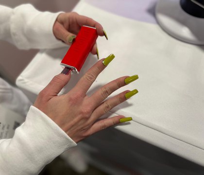 На CES 2026 представили умные накладные ногти iPolish меняющие цвет электрохимическим путем В рамках выставки CES 2026 компания iPolish представила первые в мире цифровые ногти меняющие цвет Это сменные накладные акриловые ногти окраску которых можно менять с помощью специального аппликатора Сам процесс довольно прост Сначала устройство подключается к смартфону