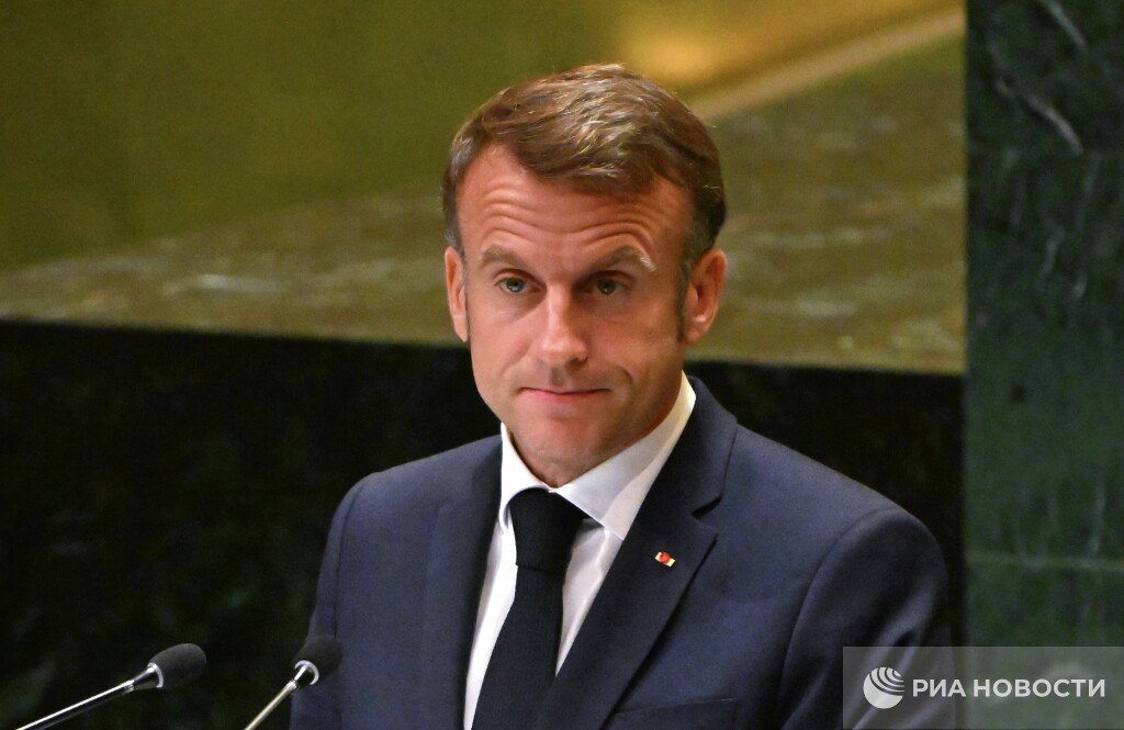 Эпштейн упоминал в переписках бойфренда Макрона Мне показали фотографию бойфренда Макрона Ах лицемерие написал финансист одному из собеседников документы опубликовал минюст США Собеседник Эпштейна в ответ спросил его была ли это фотография некоего солдата Финансист добавил что помимо фотографии бойфренда Макрона ему показали другие пикантные детали Движение ЛГБТ запрещено в России