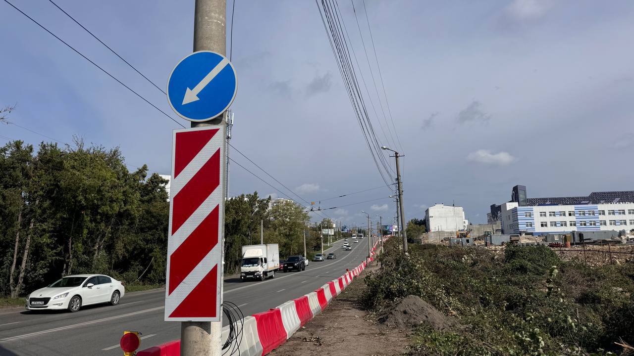 В Севастополе подрядчик приступил к строительству дороги-дублёра на улице Вакуленчука  Двухполосная дорога протяжённостью 316 метров будет вести к трём новым объектам – ФОКу с залом для бокса и двум детским садам.  «Первостепенная задача – переустройство всех инженерных сетей до конца года. Далее – обустройство тротуаров шириной 2 метра, замена наружного освещения, благоустройство и озеленение территории», – сообщили в пресс-службе правительства Севастополя.  Завершить строительство дороги планируют в первом полугодии 2025 года