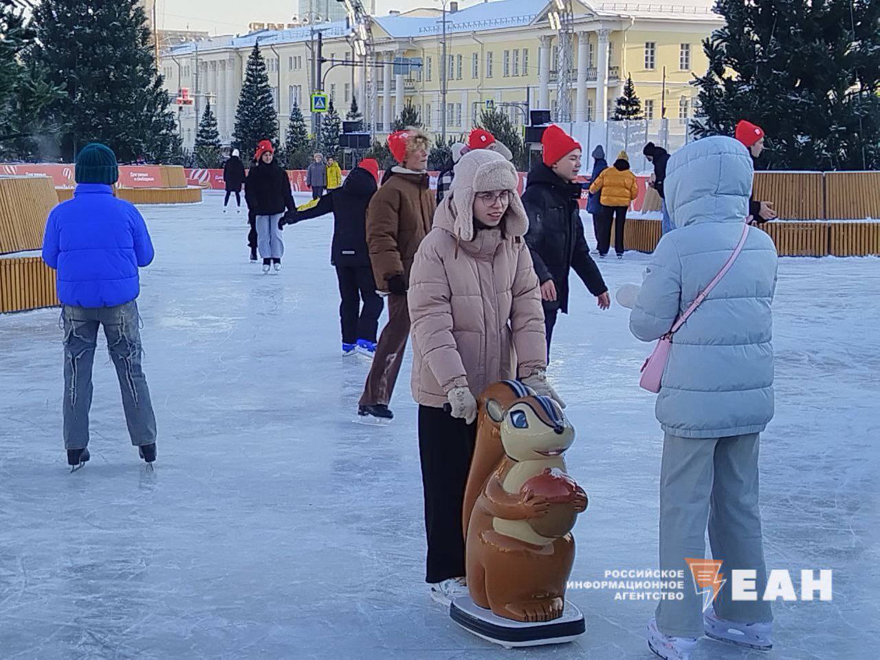 Каток на площади 1905 года в Екатеринбурге не выдержал оттепели Мы не властны над погодой, поэтому имейте в виду - сегодня лёд на катке мягкий. Возможно наличие воды на поверхности льда. Вот такая зима, — сообщила администрация катка.