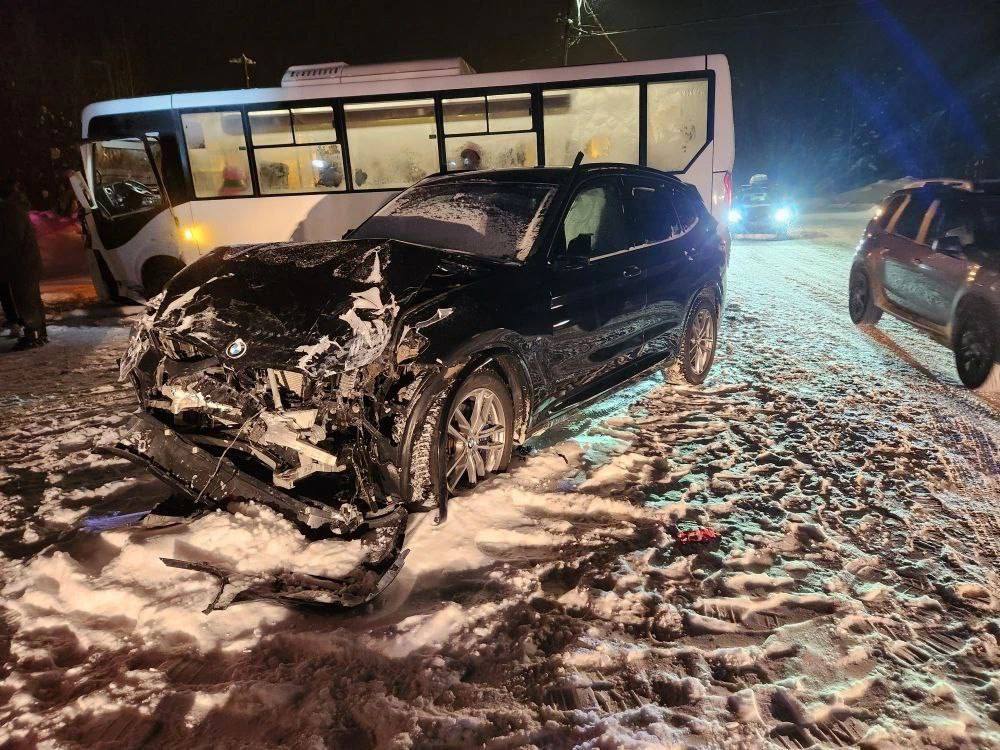 Жесткое ДТП с автобусом под Коряжмой У железнодорожного переезда столкнулись автобус и BMW Предварительно водитель легковушки при повороте направо вылетел на встречку Пострадали водитель автобуса кондуктор и пассажир Им потребовалась помощь медиков Подписаться на ПНГ Мы в MAX