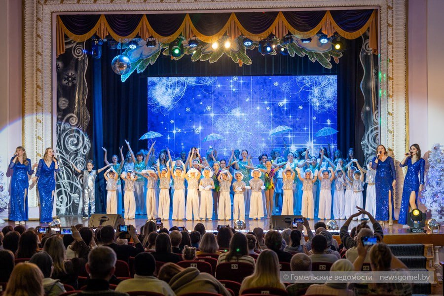 В Гомеле в ДК Костюковка подарили зрителям праздник света и добра В морозный зимний вечер Дворец культуры Костюковка стал местом где согреваются сердца Здесь прошёл рождественский концерт наполненный музыкой танцем улыбками и искренними эмоциями