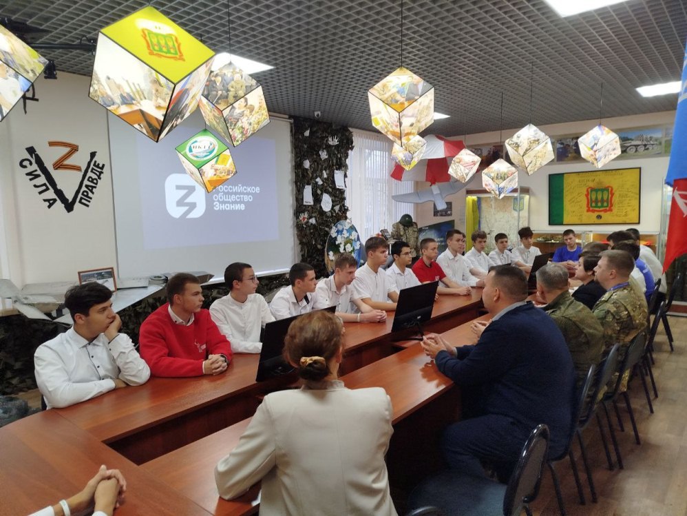 В Пензенской области стартовал патриотический проект Наставники СВО Мероприятие стартовало на базе Пензенского колледжа транспортных технологий Организаторами стали Российское общество Знание и Ассоциация ветеранов СВО Пензенской области В рамках проекта для школьников и студентов региона прошли обучающие занятия которые провели участники и ветераны специальной военной операции Ребята под присмотром инструкторов учились стрелять работать в команде действовать быстро и слаженно В качестве лектора общества Знание он выступил на тему СВОи герои кто сегодня защищает страну О современных героях студентам рассказал лектор просветительской организации учитель истории школы 221 Илья Мурылев Победитель Знание Премия директор Пензенского колледжа транспортных технологий Лариса Казакова стала модератором диалоговой площадки Сильные люди сильные истории встреча с героями Мастер классы по тактической медицине и управлению БПЛА для участников прошли под руководством преподавателя Алексея Дубынина и руководителя подразделения Игоря Февралева Патриотический проект также охватил школы Заречного Илья Мурылев для школьников провел лекции на тему СВОи герои кто сегодня защищает страну а ветеран СВО Олег Фунтиков рассказал об истории специальной военной операции пензенскаяобласть патриотическое воспитание penzregru