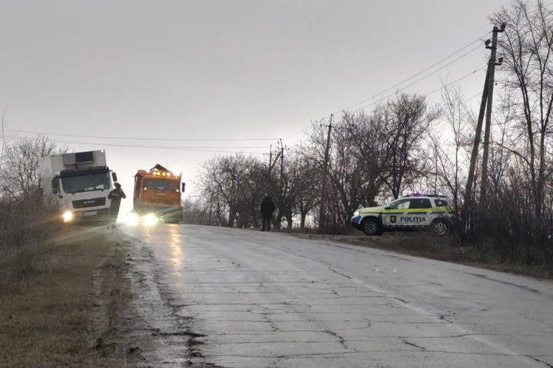Полиция предупреждает водителей На трассе R 37 Чадыр Лунга Кортен покрытие очень скользкое Также на участке Балабану Кагул движение осложнено из за гололёда