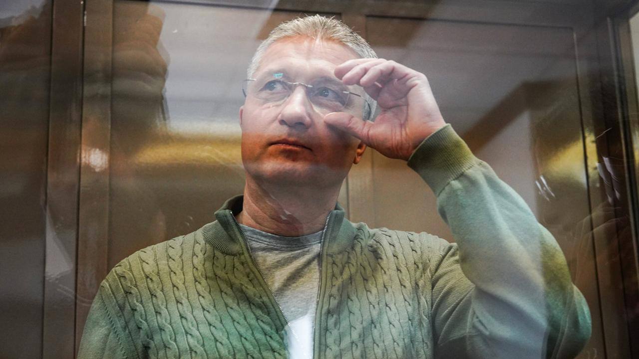 У бывшего заместителя главы Минобороны конфисковали все активы включая 11 земельных участков усадьбу Волконской в центре Москвы дом в элитной деревне Раздоры 35 автомобилей коллекцию из 30 картин 26 единиц раритетного оружия свыше 2 5 кг драгоценностей и 340 млн рублей наличными Экс супруга заявила что не знала о его богатстве а муж вёл многомерную жизнь на службе bezposhady