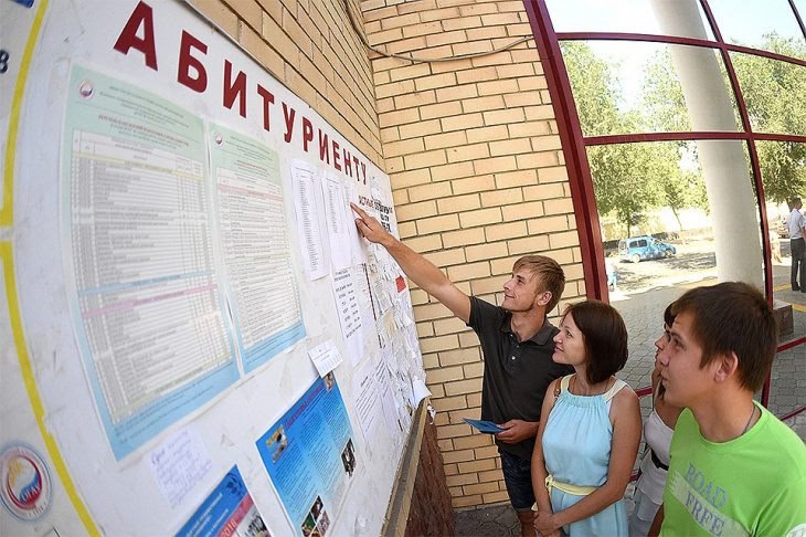  В Узбекистане официально отменили заочную форму обучения С 2025/2026 учебного года в республике прекращается прием в вуз по заочной форме обучения. Вместо этого будут поэтапно увеличиваться квоты приема по альтернативным формам обучения, за исключением очной. Вместо заочной формы вводятся вечерняя: учеба после рабочего дня и комбинированая совмещение работы и учебы в течение дня . В министерстве образования Узбекистана отметили, что новые формы обучения являются более гибкими и современными, а система подготовки кадров должна быть ориентирована на запросы рынка.