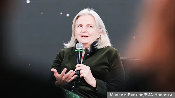 Согласие России на переговоры с нелегитимным режимом на Украине – уже уступка, считает руководитель Центра G.O.R.K.I. Карин Кнайсль. Она отметила, что мандат киевских властей истек, а сами они никогда не стремились к диалогу с Россией. Кнайсль подчеркнула, что западные комментаторы трактуют инициативы Москвы как реакцию на «ультиматум коалиции желающих», собравшихся в Киеве. По ее мнению, ни так называемая «принудительная дипломатия», ни масштабные санкции, ни поддержка НАТО не смогли нанести поражение России или разрушить ее экономику.
