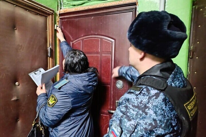 В Башкирии стартовали масштабные рейды по взысканию долгов за ЖКУ Тот кто до сих пор не заплатил по счетам добровольно теперь заплатит принудительно отметили в республиканской службе судебных приставов Сотрудники ведомства посетят дома и квартиры должников по всей республике В случае отказа от добровольной уплаты задолженности в отношении неплательщиков будут применены меры принудительного воздействия арест банковских счетов наложение ограничений на выезд за границу изъятие имущества и другие Башинформ Подпишитесь на ufa rb