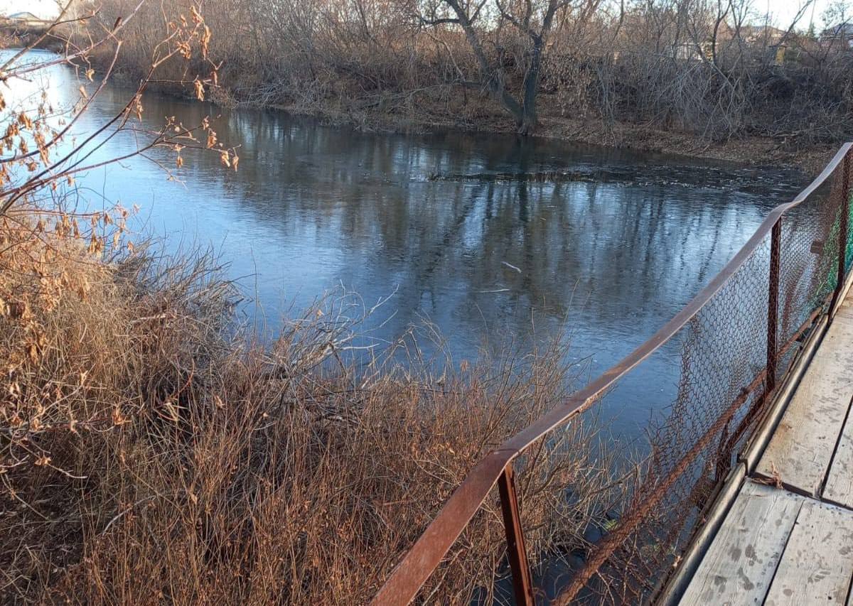 Интересный Оренбург Один утонул второй чудом выжил Трагедия произошла в Кваркенском районе Двое несовершеннолетних провалились под тонкий лёд который образовался у береги реки Ребёнок 2012 года рождения выжил его спасли очевидцы 2019 года рождения погиб В региональном МЧС напоминают не оставляйте детей без присмотра обучите детей правилам безопасности уточните места их прогулки детям до 16 лет нахождение вблизи водных объектов без сопровождения взрослых запрещено выход и перемещение по тонкому льду запрещены Новости подробнее на канале Интересный Оренбург