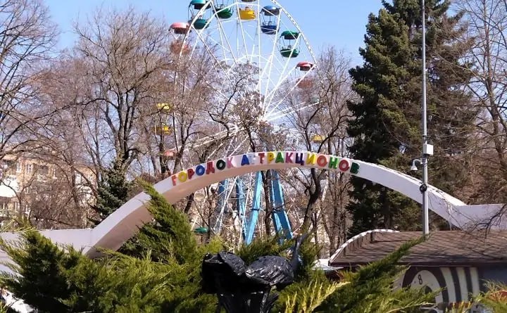 Власти Ростова рассказали, с чего начнётся реконструкция парка Горького В Ростове в 2025-2026 годах в парке Горького планируется отремонтировать шахматно-шашечный павильон и ландшафтную композицию «Рог изобилия с бассейном, фонтаном и ротондой». Это следует из доклада начальника управления культуры Ростова Елены Жихарцевой, опубликованного на сайте гордумы. Жихарцева напомнила, что ещё в 2021 году был разработан проект, включающий капремонт и реставрацию административных зданий, благоустройство территории парка Горького стоимостью 666,2 млн рублей. «В 2024 году принято решение о поэтапной реализации проекта, включающей: ландшафтную композицию «Рог изобилия с бассейном, фонтаном и ротондой», а также шахматно-шашечный павильон», — следует из доклада. В 2025 году пересчитали сметы для шахматно-шашечного павильона, стоимость работ составила 15,62 млн рублей и ландшафтной композиции — 55,45 млн рублей. Подписаться на "Новости Ростова" Прислать новость