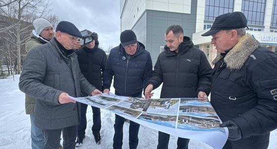 В Южно-Сахалинске новую набережную продляют на квартал   Благоустроенную набережную реки Рогатки продлят на квартал, до района, где находятся Дом культуры «Родина», Центр единоборств и Корейский культурный центр. Детали нового этапа проекта обсудили губернатор Валерий Лимаренко и мэр Сергей Надсадин.   Общественное пространство дополнится велопешеходным мостом, сквером «Дружбы народов», амфитеатром, арт-объектами и берёзовой рощей. По словам губернатора, обновлённая набережная украсит облик столицы, которая примет Российско-китайские молодёжные зимние игры.  «Все это станет новой прогулочной зоной, создаст хорошие условия для жителей и гостей Южно-Сахалинска», — заявил Лимаренко.  Проект также предусматривает берегоукрепление реки и создание единой пешеходной зоны от проспекта Мира до улицы Дзержинского. Благоустройство реализуется в рамках нацпроекта «Жильё и городская среда» при поддержке областного и федерального бюджетов.   #Сахалин