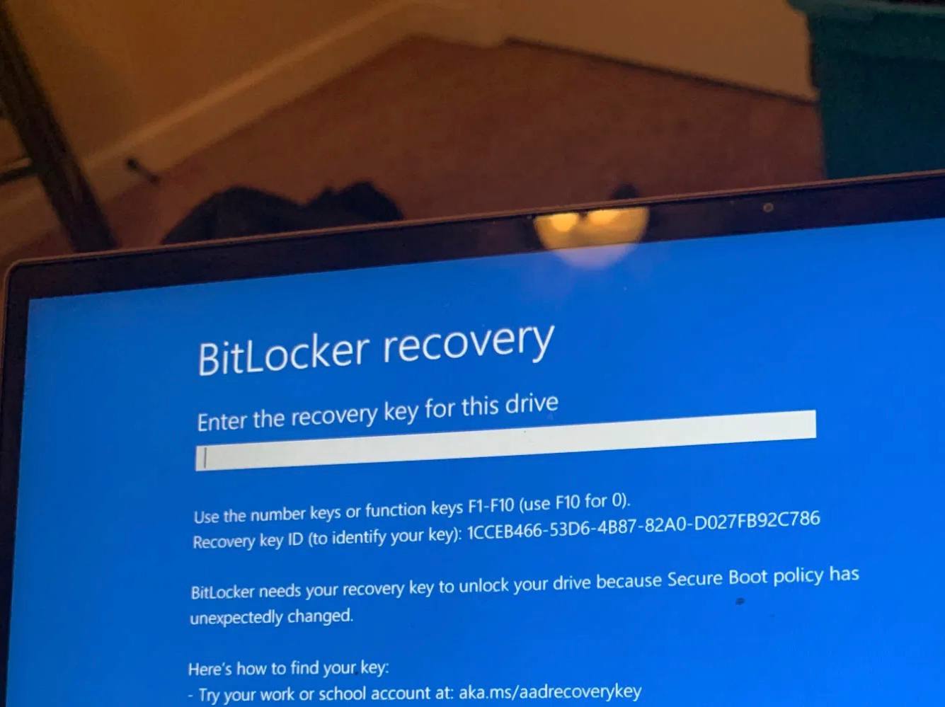 Forbes Microsoft впервые передала ФБР ключи шифрования BitLocker от Windows Речь идёт о деле связанном с программой помощи в период пандемии COVID 19 Следователи полагали что на трёх ноутбуках содержатся доказательства сговора с целью хищения бюджетных средств Устройства были защищены BitLocker встроенной системой шифрования Windows Она шифрует весь диск и доступ к данным возможен только при наличии ключа восстановления Пользователь может хранить этот ключ локально но Microsoft также рекомендует сохранять его в облаке для удобства восстановления доступа Именно этот вариант и делает данные доступными для изъятия по судебному ордеру   www iphones ru 1356459 новости iphonesru