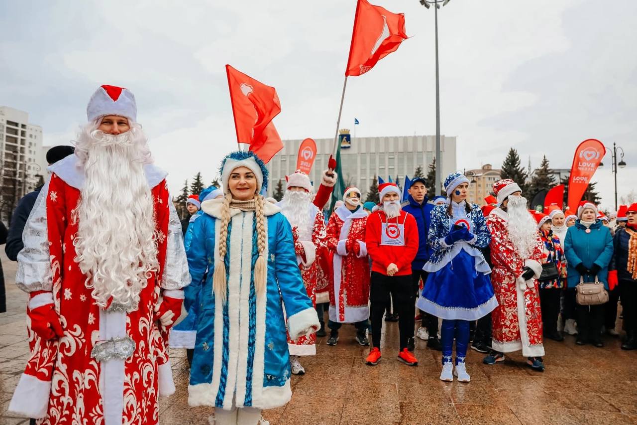 Вчера в Тюмени на Цветном бульваре состоялся забег Дедов Морозов