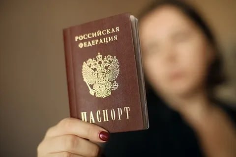 Паспорт России опустился с 46 го на 50 е месте в индексе паспортов мира с безвизовым въездом в 114 стран следует из октябрьских данных Henley Partners которые есть у Frank Media Ранее россияне без визы могли въехать в 116 государств однако из списка были исключены Мавритания и Пакистан Самым сильным паспортом среди действующих и бывших стран СНГ остается паспорт Украины однако и он опустился с 29 на 33 е место с безвизовым въездом в 144 страны было 147 Грузия опустилась на четыре строчки и оказалась на 46 м месте с доступом в 123 страны Что касается других государств соседствующих с Россией то в индексе они расположились следующим образом Беларусь спустилась также на четыре строчки с 62 го на 66 е место пропустив вперед Китай и Косово Армения потеряла пять позиций и опустилась на 76 ю строчку Сильнейшее падение среди стран СНГ показали Кыргызстан который резко просел в рэнкинге с 73 го на 81 е место и Узбекистан опустившийся в рэнкинге с 74 й на 82 ю строчку Обе страны сильно отстают от Казахстана оказавшегося на 67 м месте рэнкинга jkinvest news jkinvest