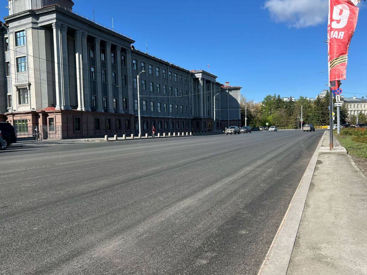 В Омске продолжают приводить в порядок дороги  Губернатор Омской области Виталий Хоценко сообщил, что в ночное время работы ведутся на проезжей части улицы Ленина. Параллельно ремонтируют 7-ю Северную, Заозерную и Герцена. Глава региона подчеркнул, что все это стало возможным благодаря национальному проекту «Инфраструктура для жизни».  К обновлению и ремонту дорог в регионе подходят комплексно. Как пояснили в пресс-службе Правительства Омской области, в комплекс мероприятий по обновлению дорожной инфраструктуры входят не только восстановление асфальтового покрытия, но и обновление тротуаров и пешеходных переходов, чтобы повысить комфорт и уровень безопасности всех участников дорожного движения.